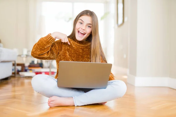 Gyönyörű Fiatal Lány Tanul Használ Laptop Padlón Otthon Meglepetés Arcát — Stock Fotó