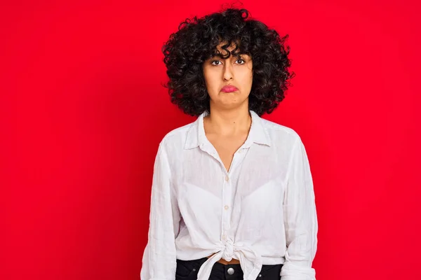 Ung Arabisk Kvinna Med Lockigt Hår Klädd Vit Casual Skjorta — Stockfoto
