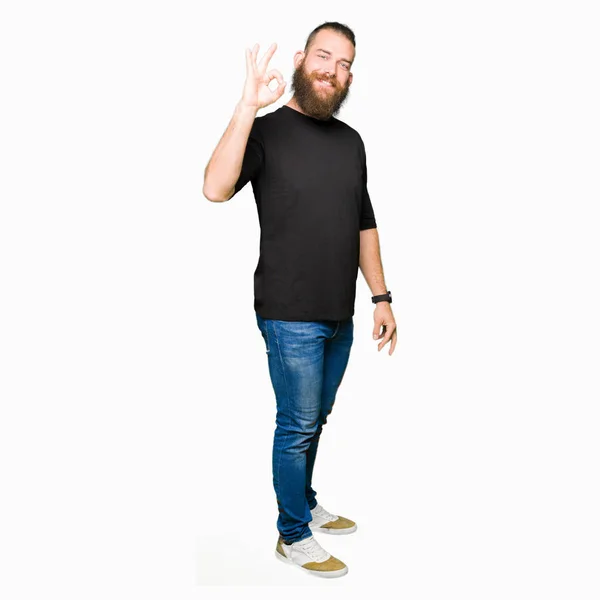 Mladá Blonďatá Muž Nosí Ležérní Tričko Úsměvem Pozitivní Jednání Znamení — Stock fotografie