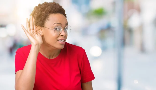 Hermosa Mujer Afroamericana Joven Con Gafas Sobre Fondo Aislado Sonriendo —  Fotos de Stock