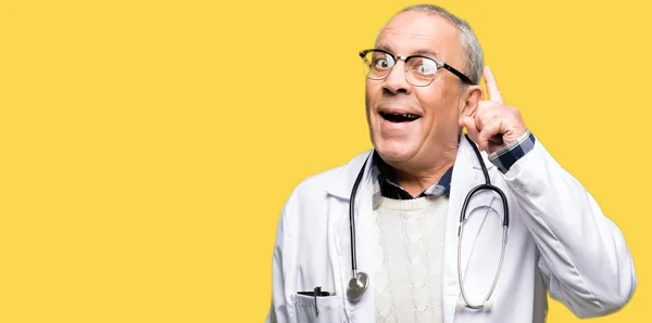 Stilig Senior Doktor Man Klädd Medicinsk Coat Pekande Finger Upp — Stockfoto