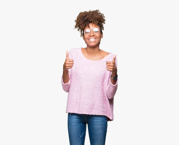 Linda Jovem Afro Americana Usando Óculos Sobre Fundo Isolado Sinal — Fotografia de Stock