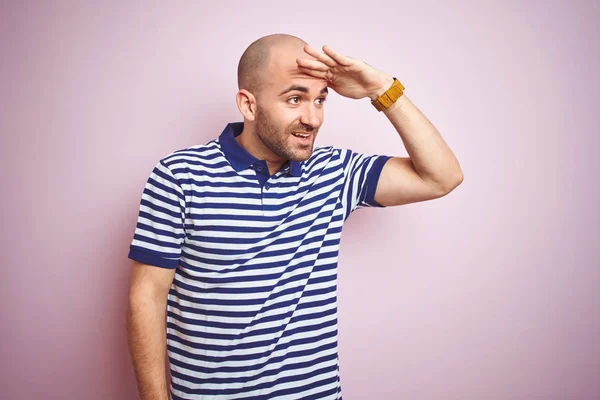 Ung Skallig Man Med Skägg Bär Casual Randig Blå Shirt — Stockfoto