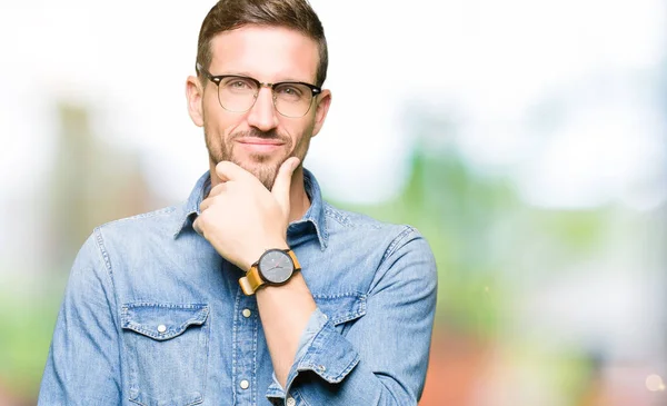 Hombre Guapo Con Gafas Que Mira Con Confianza Cámara Con —  Fotos de Stock