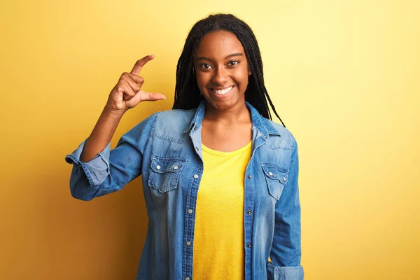 Mladá Afrikánská Američanka Džínové Košili Stojící Nad Izolovaným Žlutým Pozadím — Stock fotografie