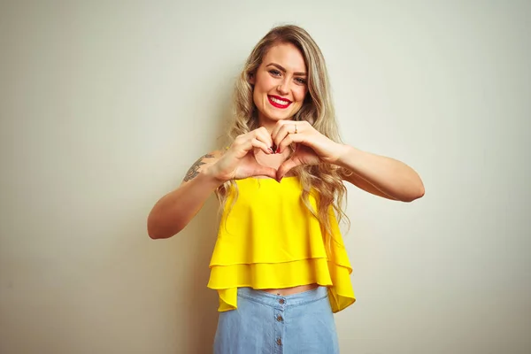 Joven Hermosa Mujer Con Camiseta Amarilla Pie Sobre Fondo Blanco — Foto de Stock