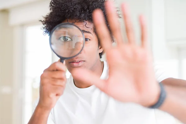 African American Man Kijkt Door Vergrootglas Met Open Hand Doen — Stockfoto