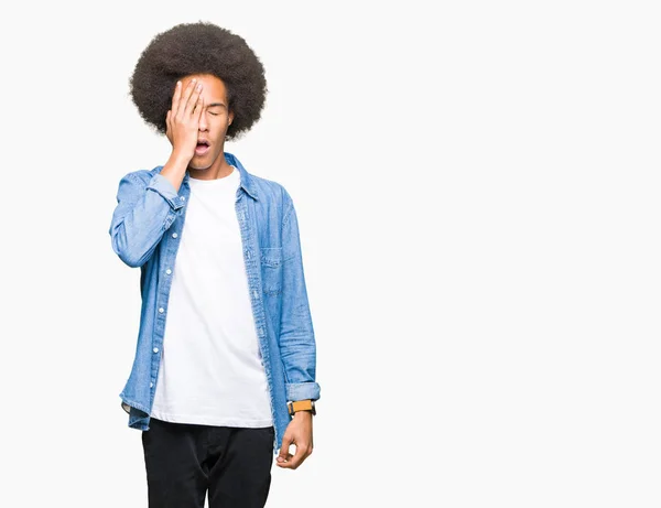 Jovem Afro Americano Com Cabelo Afro Bocejo Cansado Cobrindo Metade — Fotografia de Stock