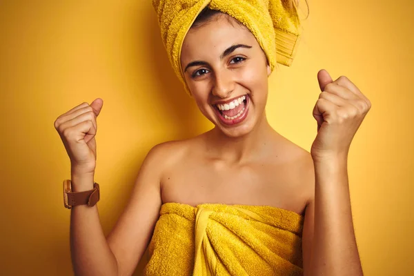 Giovane Bella Donna Indossa Asciugamano Sfondo Giallo Isolato Urlando Orgoglioso — Foto Stock