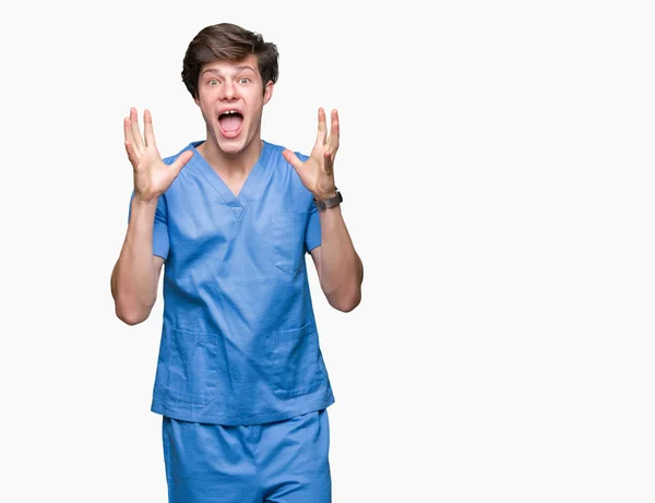 Jovem Médico Vestindo Uniforme Médico Sobre Fundo Isolado Celebrando Louco — Fotografia de Stock