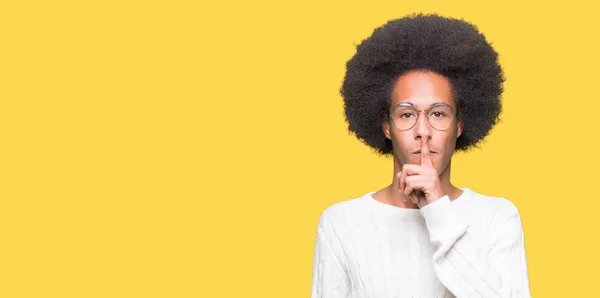Jonge Afro Amerikaanse Man Met Afro Haar Bril Vragen Stil — Stockfoto
