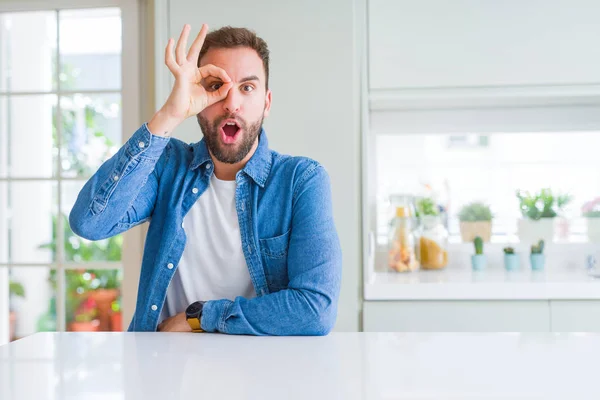 Stilig Man Hemma Gör Gest Chockad Med Förvånad Ansikte Öga — Stockfoto