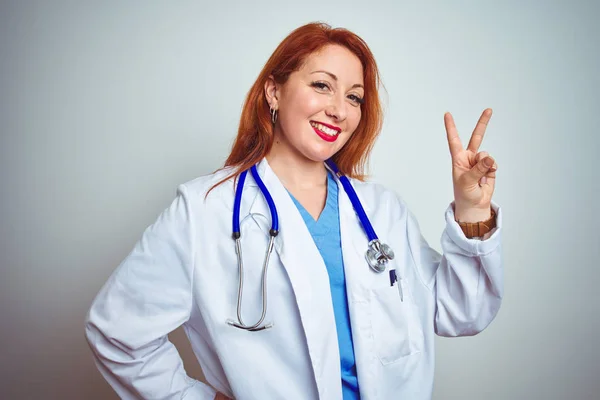 Ung Rödhårig Läkare Kvinna Som Använder Stetoskop Över Vit Isolerad — Stockfoto