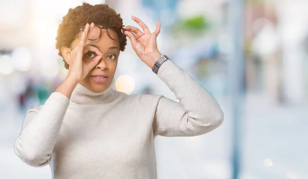 Jovem Bela Mulher Afro Americana Vestindo Óculos Sobre Fundo Isolado — Fotografia de Stock