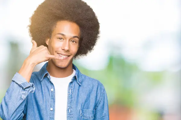 Unga Afroamerikanska Man Med Afro Hår Leende Gör Telefon Gest — Stockfoto