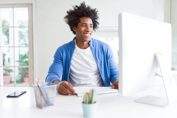 African American Man Werken Met Behulp Van Computer Met Een — Stockfoto