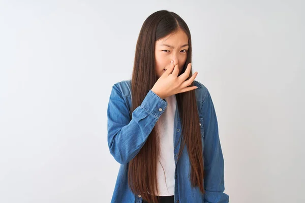Młoda Chińska Kobieta Ubrana Dżinsową Koszulę Stoi Białym Tle Pachnąc — Zdjęcie stockowe