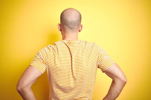 Junger Glatzköpfiger Mann Mit Bart Lässig Gestreiftes Shirt Über Gelbem — Stockfoto