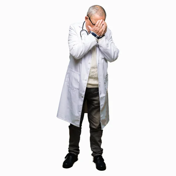 英俊的资深医生穿着医疗外套 哭的时候用手捂住脸 抑郁症的概念 — 图库照片