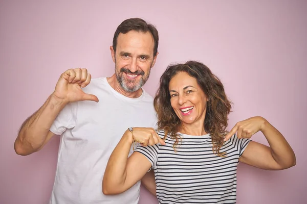 Schönes Paar Mittleren Alters Das Zusammen Vor Isoliertem Rosafarbenem Hintergrund — Stockfoto