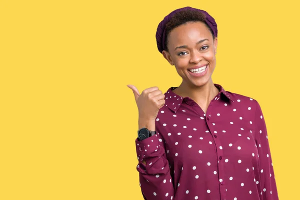 Linda Jovem Afro Americana Vestindo Lenço Cabeça Sobre Fundo Isolado — Fotografia de Stock