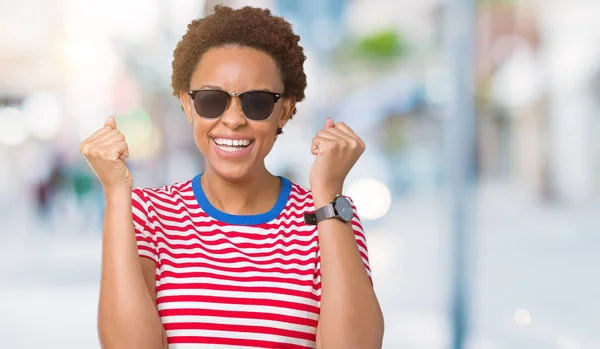 Vackra Unga Afroamerikanska Kvinnan Bär Solglasögon Över Isolerade Bakgrund Firar — Stockfoto