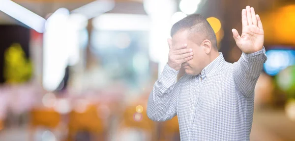 Hombre Negocios Árabe Mediana Edad Sobre Fondo Aislado Cubriendo Los — Foto de Stock