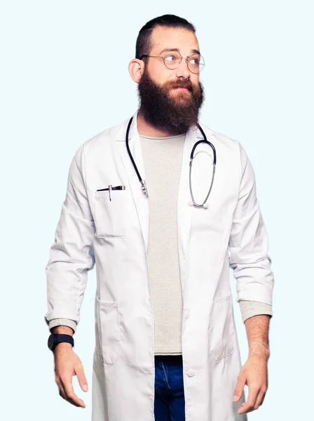 Mladá Blonďatá Lékař Muž Plnovousem Lékařské Kabátě Úsměvem Vypadající Strana — Stock fotografie