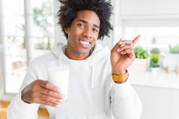 Afrikanisch Amerikanischer Mann Hält Und Trinkt Glas Milch Sehr Glücklich — Stockfoto