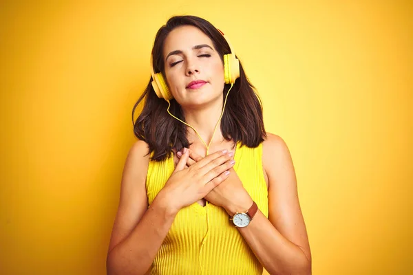 Jonge Mooie Vrouw Luisteren Naar Muziek Met Behulp Van Een — Stockfoto