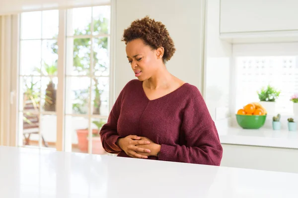 Jeune Belle Femme Afro Américaine Maison Avec Main Sur Ventre — Photo