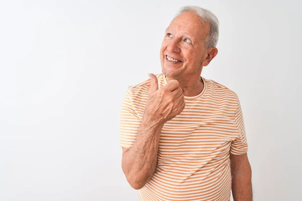 Starší Šedovlasý Muž Pruhovaným Tričkem Který Stojí Izolované Bílé Pozadí — Stock fotografie