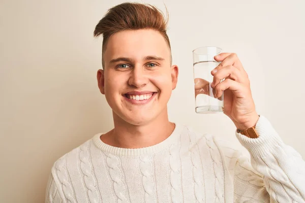 Jovem Homem Bonito Bebendo Copo Água Sobre Fundo Branco Isolado — Fotografia de Stock