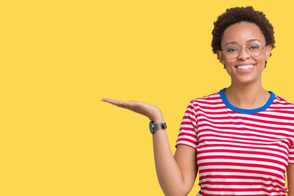 Linda Jovem Afro Americana Vestindo Óculos Sobre Fundo Isolado Sorrindo — Fotografia de Stock