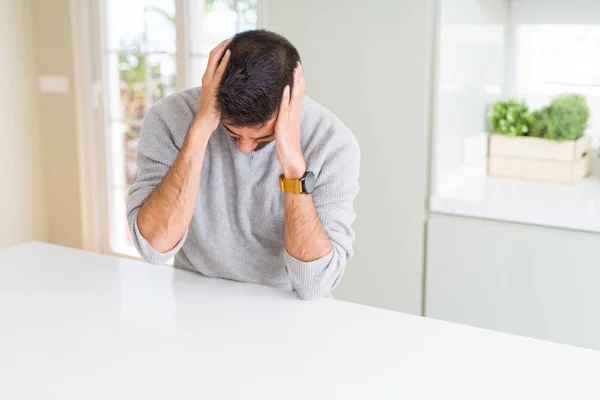 Hombre Hispano Guapo Vistiendo Suéter Casual Casa Sufriendo Dolor Cabeza — Foto de Stock