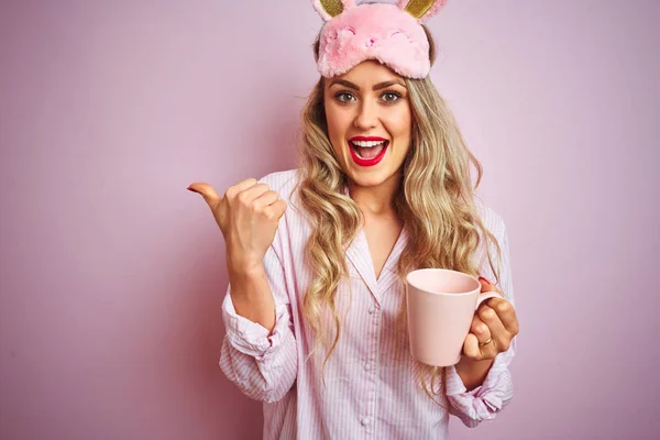 Mujer Joven Con Pijama Máscara Bebiendo Una Taza Café Sobre —  Fotos de Stock
