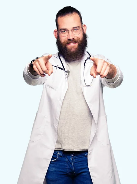 Joven Doctor Rubio Con Barba Usando Abrigo Médico Señalándote Cámara — Foto de Stock