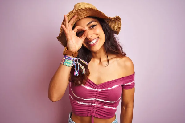 Junge Schöne Frau Trägt Shirt Und Sommermütze Über Isoliertem Rosa — Stockfoto