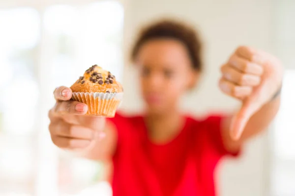 Junge Afrikanisch Amerikanische Frau Isst Schokoladenchips Muffins Mit Wütendem Gesicht — Stockfoto