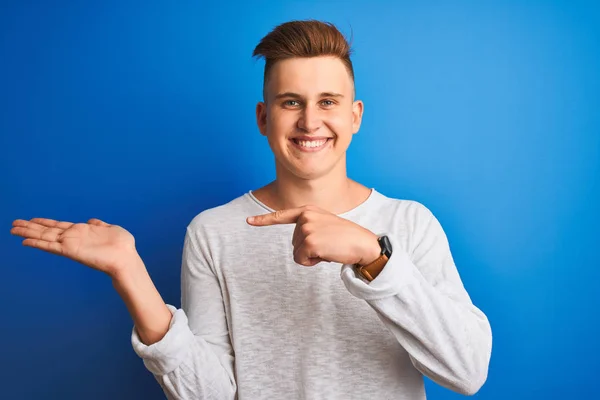 Jovem Bonito Homem Vestindo Branco Casual Shirt Sobre Isolado Azul — Fotografia de Stock