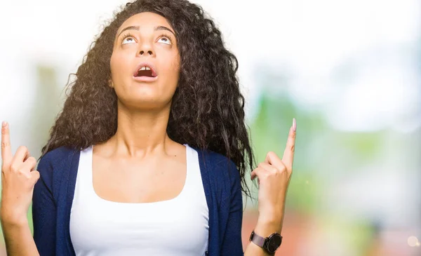 Jeune Belle Fille Aux Cheveux Bouclés Étonné Surpris Regardant Vers — Photo