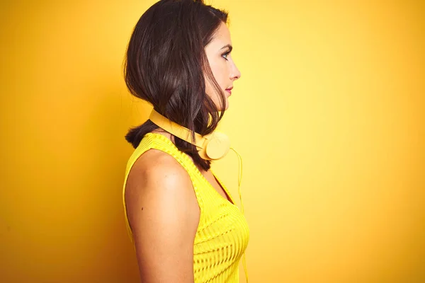 Mladá Krásná Žena Která Nosí Sluchátka Žluté Izolované Pozadí Dívá — Stock fotografie