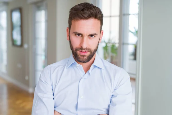 Schöner Geschäftsmann Skeptisch Und Nervös Ablehnender Gesichtsausdruck Mit Verschränkten Armen — Stockfoto