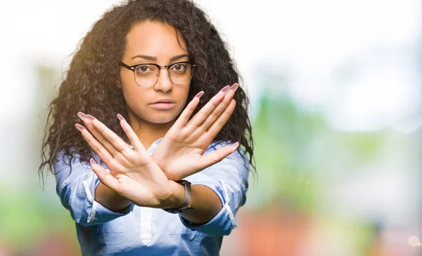 Jeune Belle Fille Affaires Avec Les Cheveux Bouclés Portant Des — Photo