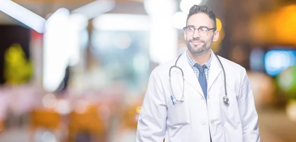 Bonito Jovem Médico Homem Sobre Fundo Isolado Sorrindo Olhando Lado — Fotografia de Stock