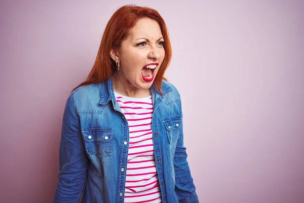 Schöne Rothaarige Frau Jeanshemd Und Gestreiftem Shirt Über Isoliertem Rosa — Stockfoto