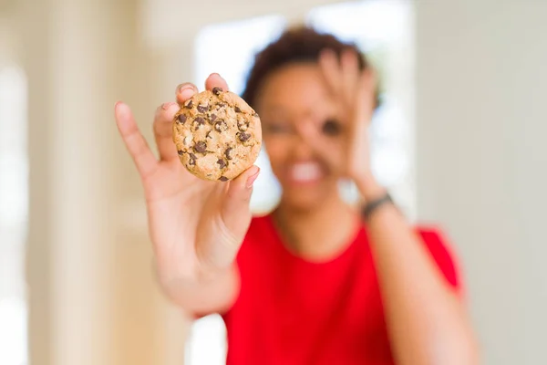 Young African American Woman Eating Chocolate Chips Cookies Happy Face — Stock Photo, Image