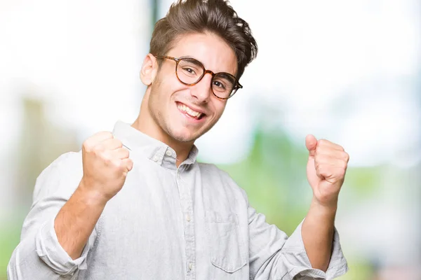 Junger Gutaussehender Mann Mit Brille Vor Isoliertem Hintergrund Sehr Glücklich — Stockfoto