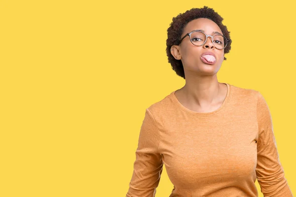 Genç Güzel Afrikalı Amerikalı Kadın Gözlük Dilini Izole Arka Plan — Stok fotoğraf