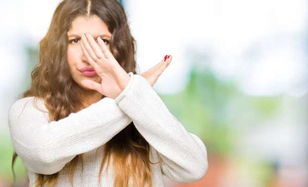 Giovane Bella Donna Indossa Maglione Bianco Espressione Rifiuto Incrociando Braccia — Foto Stock